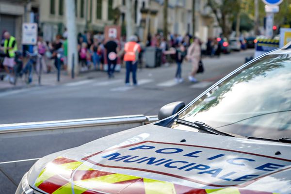 La police municipale de Montpellier annonce renforcer la sécurité devant une école du centre.
