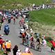 Les cyclistes du Tour de France et le public les encourageant lors de la montée au col du  Tourmalet en juillet 2023.