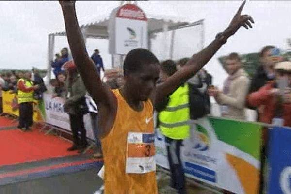 Le Kenyan Eliud Magut remporte le marathon du Mont-Saint-Michel 2015 avec un temps de 2 heures 14 minutes et 15 secondes