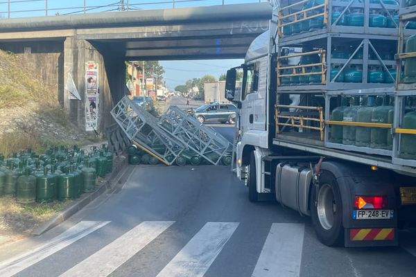 Le poids lourd transportait des bouteilles de gaz vides.