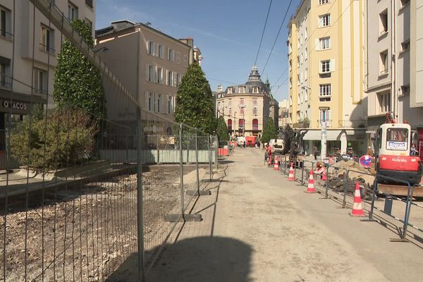 Dans le bruit et la fureur des marteaux-piqueurs, la rue jean Jaurès fait sa mutation. L’espace est réservé aux piétons depuis l’automne, mais à l’heure l’actuelle, ce n’est pas flagrant.