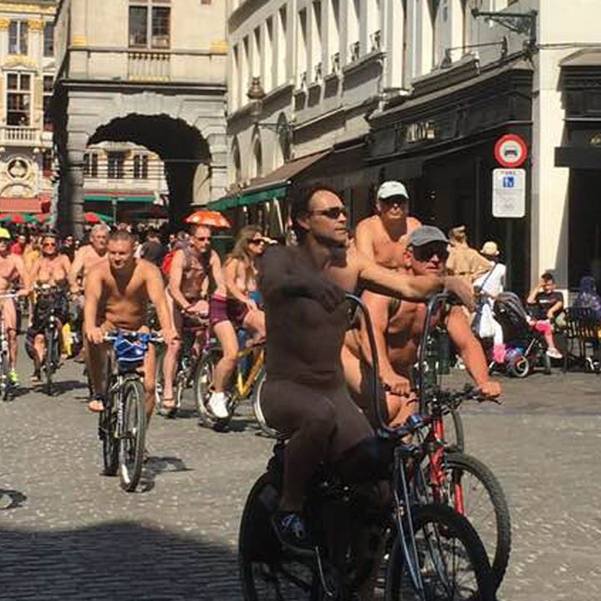 VIDEO. Pourquoi des cyclistes ont-ils roulé complètement nus dans les rues  de Bruxelles ?