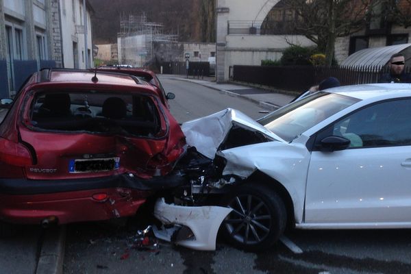 Trois voitures sont sérieusement abîmées et quatre autres plus légèrement. La conductrice du véhicule fautif n'a pas été blessée. 