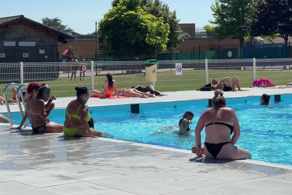 “It feels good to be in the water!” With the high temperatures, this small pool, open only in summer, is full