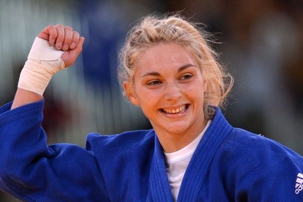 Automne Pavia remporte la médaille de bronze en judo dans la catégorie des -57 kg.