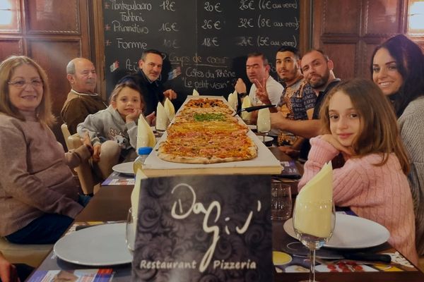 Une famille déguste la pizza trois mètres chez Da Giu' à Uffholtz.