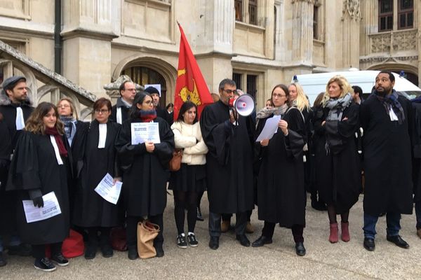 22 novembre 2018-Rouen : manifestation des avocats dans la cour du palais de justice