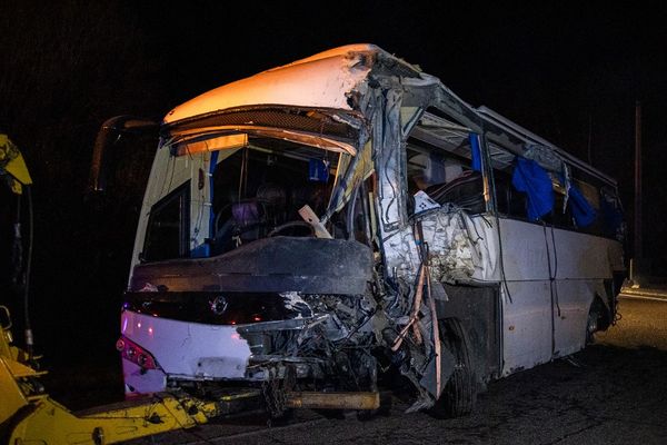 24 h après l'accident de bus survenu à Porté-Puymorens ( Pyrénées-Orientales), plusiuers témoignages de survivants affirment qu le chauffeur était confronté à un problème de frein. une téhorie qui reste à conrimer par l'enquête judiciaire.