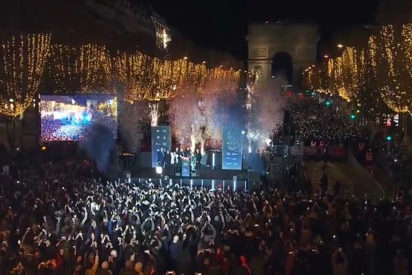 Les Champs-Elysées se sont illuminés ce dimanche!