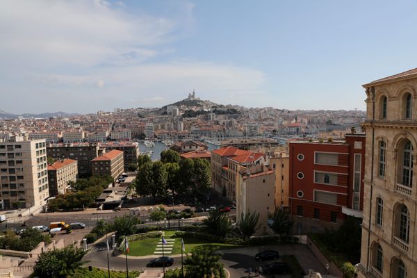 La vue depuis l'Intercontinental, un hôtel 5 étoiles dans le 5ème arrondissement de Marseille, le 12 août 2022.