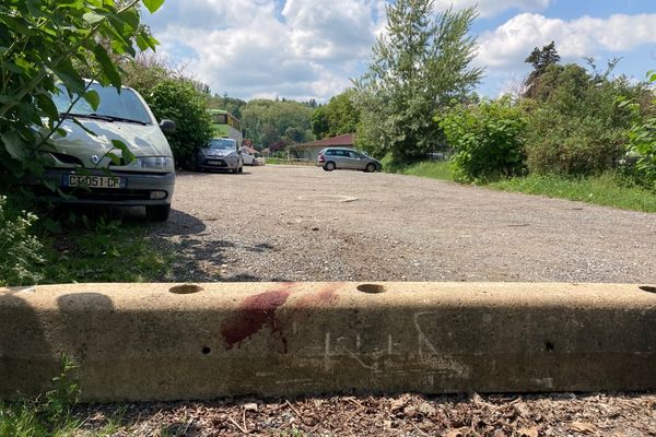 Traces de sang sur le parking du Rivet à l’entrée de Bourgoin-Jallieu
Là où aurait été tué la jeune femme de 26 ans