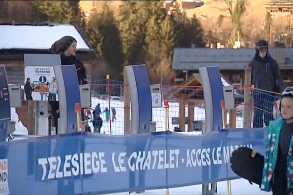 Les premiers skieurs sont arrivés au Grand-Bornand, en Haute-Savoie.