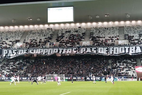 Les supporters bordelais manifestent leur mécontentement lors du match contre Amiens le 10 février 2018 au Stade Matmut Atlantique. 