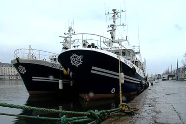 Les deux navires de pêche de Saint-Nazaire à quai à Cherbourg lundi