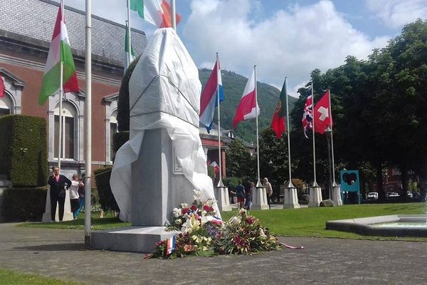 La statue "voilée" du général de Gaulle à Lourdes