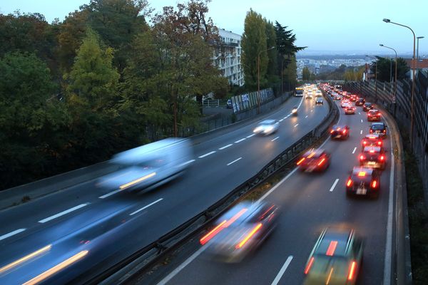 Une voie rapide en région parisienne.