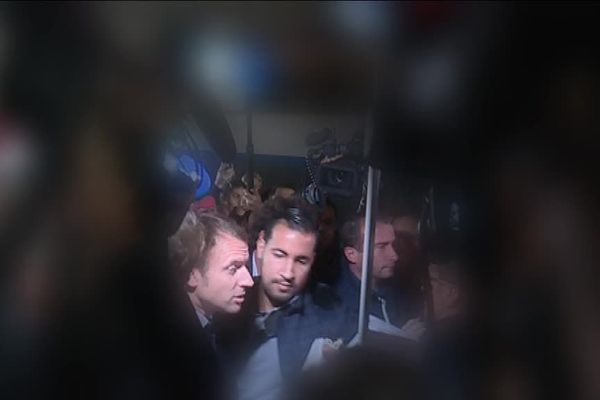 Alexandre Benalla aux côtés d'Emmanuel Macron lors d'un déplacement du candidat à la présidentielle Marseille en novembre 2016.