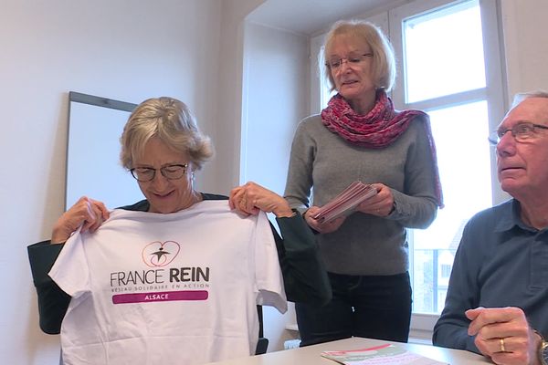 Des membres de France Rein Alsace se préparent pour cette semaine de prévention.