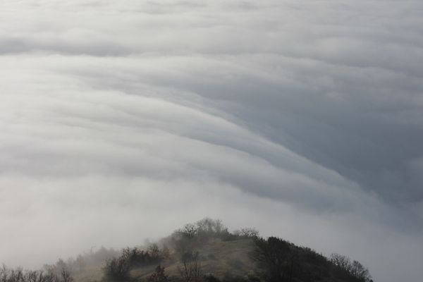 Demain, lundi 6 mars, il n'y a quand altitude où il n'y aura pas de nuage.