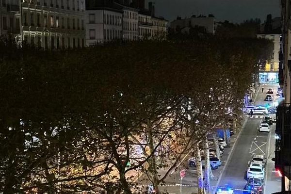 Le cours F. Roosevelt fermé à la circulation après un braquage à Lyon, le 13 novembre 2024.