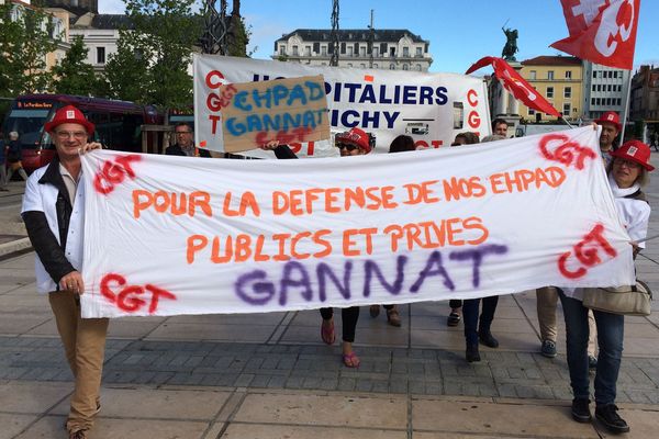 Des salariés d’EHPAD (établissements d'hébergement pour personnes âgées dépendantes) du Puy-de-Dôme, manifestaient mercredi 13 septembre, place de Jaude, à Clermont-Ferrand. 