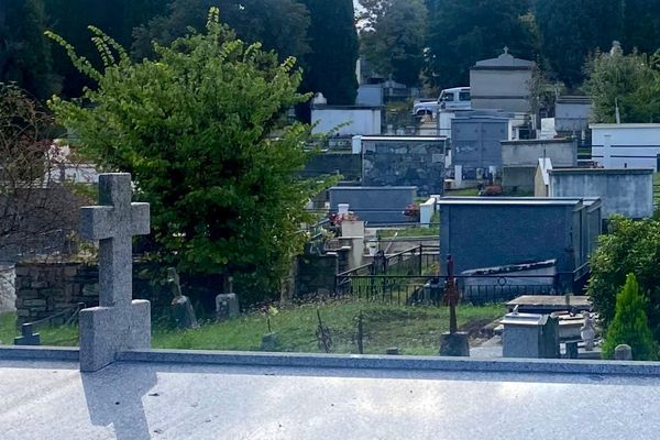 Illustration. Le cimetière de Corte.