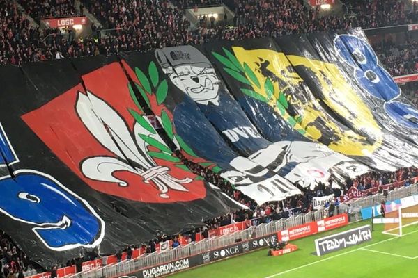 Les Dogues Virage Est (DVE) au Stade Pierre-Mauroy.