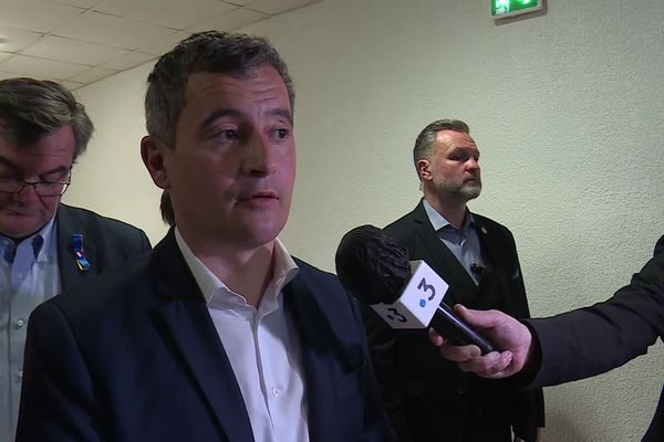 En déplacement à Montceau-les-Mines pendant l'entre-deux tours, Gérald Darmanin a chargé Marine Le Pen et le risque, selon lui, que son élection ferait courir à la démocratie.