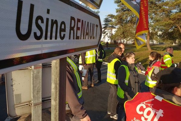 Depuis 3h30 ce vendredi 30 novembre, les gilets jaunes et des militants CGT bloquent ensemble le rond point de Renault Cléon