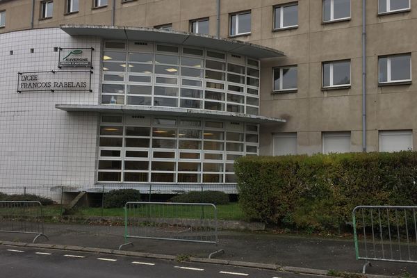 Une adolescente de 14 ans a été légèrement blessée au visage par une camarade qui lui a donné un coup de couteau, jeudi 9 novembre, en fin de journée. L’altercation a eu lieu au self du lycée professionnel François-Rabelais de Brassac-les-Mines, dans le Puy-de-Dôme.