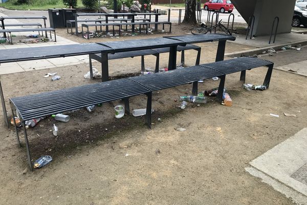 Des bancs du campus de l'Esplanade à Strasbourg au lendemain de la fête de la musique le 22 juin.