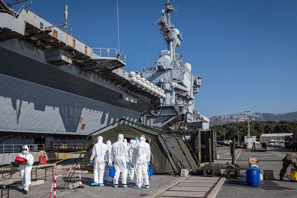 Une équipe se met en place pour désinfecter le matériel du porte-avions Charles-de-Gaulle dans le port de Toulon.