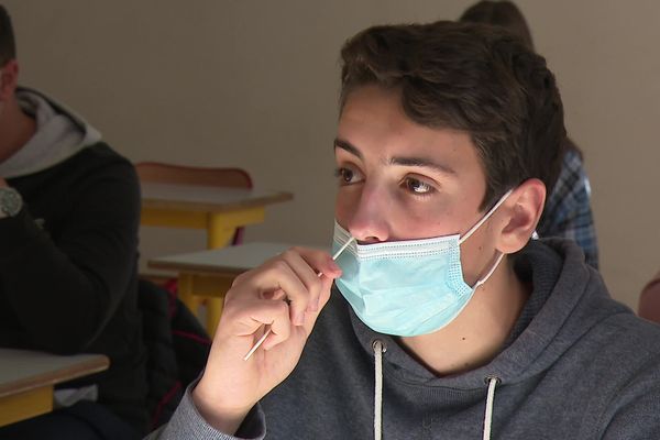 Les autotests sont en cours de déploiement, et d'utilisation, dans les lycées de la région Auvergne-Rhône-Alpes comme ici au lycée Condorcet, jeudi 20 mai. "Le virus circule encore" reconnaît le recteur de l'Académie.