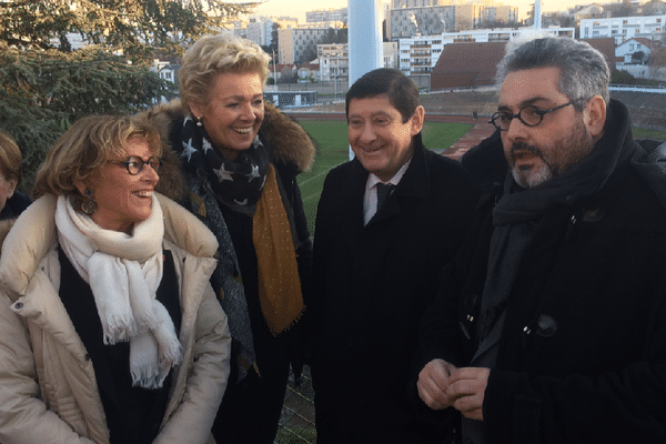 Patrick Kanner, ministre de la Ville (2e en partant de la gauche), Olivier Bianchi, maire de Clermont-Ferrand (à sa droite) et Christine Dulac-Rougerie, ajointe au maire (à la gauche de P. Kanner).