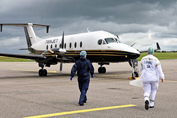 Image d'illustration. Transfert sanitaire de patients malades pendant la crise du Covid, à l'aérodrome de Nancy