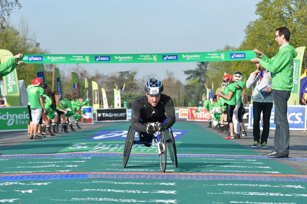 Le Haut-Saônois Julien Casoli remporte le sprint final du marathon de Paris, catégorie handisport