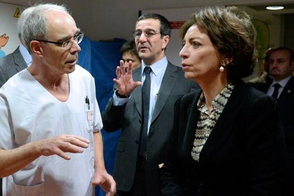 Le docteur Michel Deiber, chef de service de néonatalogie de l'hôpital de Chambéry (Savoie), le 5 janvier 2014, avec Marysol Touraine, ministre des Affaires sociales et de la Santé 