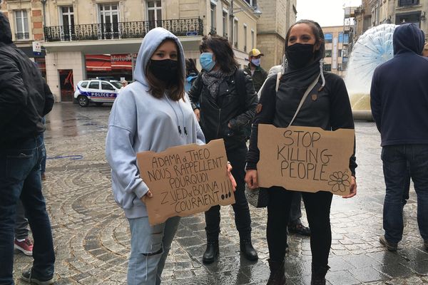 Ce samedi 6 juin, Place d'Erlon à Reims, une cinquantaine de personnes s'est réunie pour dire non au racisme et aux violences policières