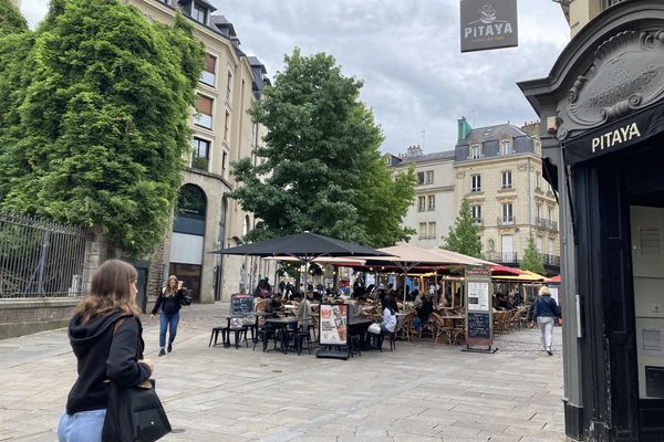 L'homicide a eu lieu devant ce restaurant, place Rallier du Baty à Rennes, durant la nuit de mercredi 4 à jeudi 5 septembre 2024.