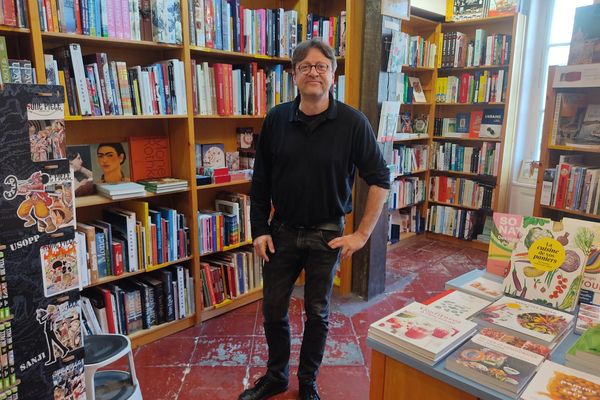 Laurent Layet, responsable de la librairie Au Brouillon de Culture à Caen pose au rayon des Beaux-Arts.