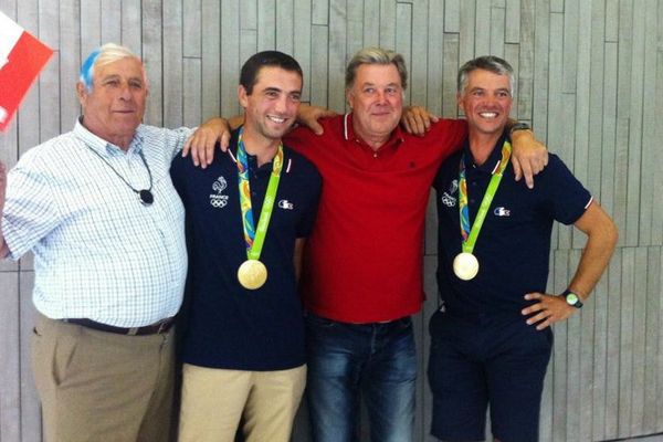 #JO2016 Equitation Concours complet -  Mathieu Lemoine et Karim Laghouag médaillés d'or de retour en France. Au centre en rouge, leur coach Pierre Defrance,des écuries éponymes à Sandillon (Loiret) - 11 août 2016 