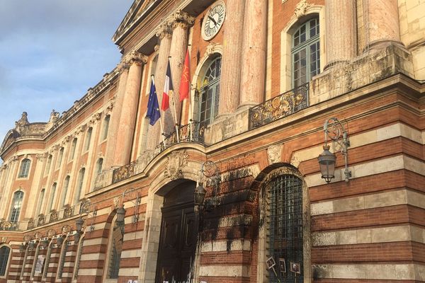 De la peinture a été lancée en grande quantité sur la façade du Capitole à Toulouse.