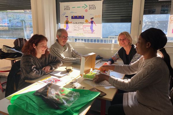 Irène a créé un jeu de société. Elle aimerait proposer son idée au budget participatif départemental.