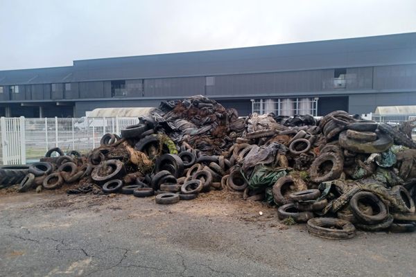 L'hypermarché Leclerc à Ibos près de Tarbes est bloqué, lundi 19 février 2024, par les Jeunes agriculteurs des Hautes-Pyrénées.