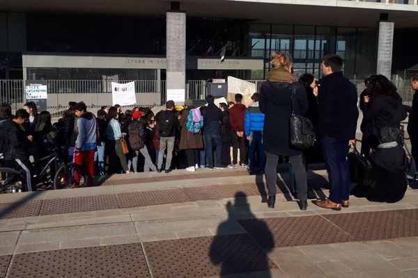 200 personnes, professeurs et élèves, étaient rassemblés ce matin devant le lycée international de l'Est parisien.