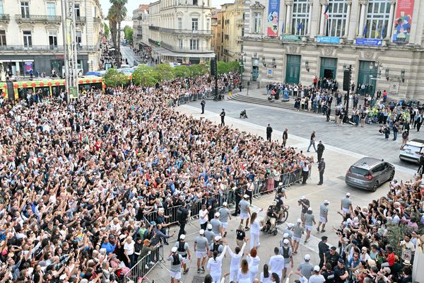 Montpellier - la place de la Comédie noire de monde pour voir la flamme olympique - 13 mai 2024.