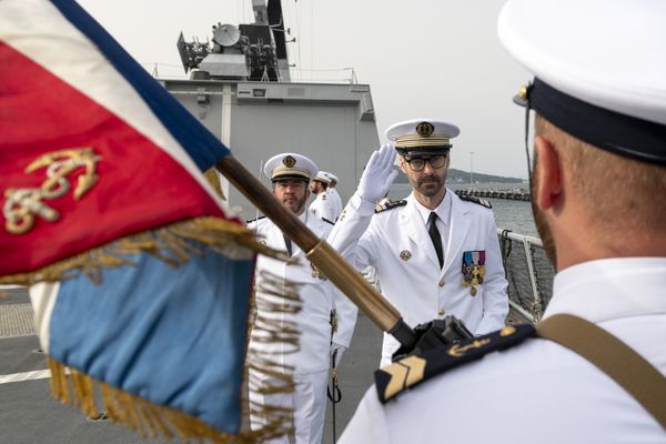 Le capitaine de frégate Pierre Montanié rend les honneurs a la garde d'honneur de la frégate Guépratte.