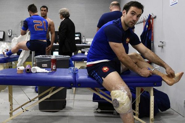 Le demi de mêlée Morgan Parra soigne sa blessure au vestiaire, pendant le Tournoi des Six Nations et le match France-Galles le 28 février au Stade de Saint-Denis. 