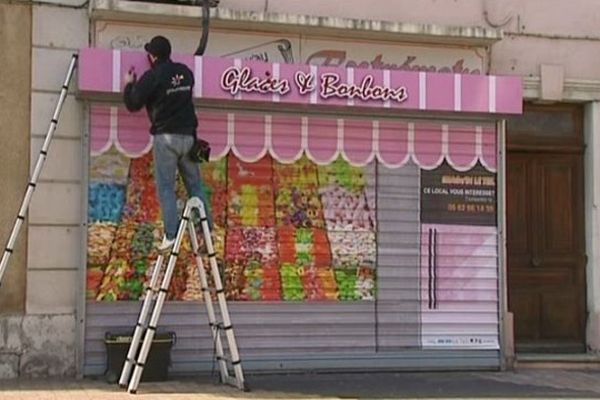 Vitrine trompe l'oeil contre commerce vide au Teil ...