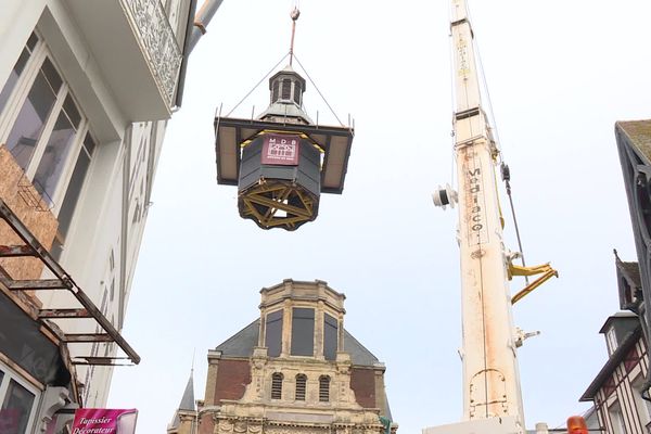 Le clocher de 21 tonnes désolidarisé de l'église pour être déposé au sol.